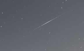 农历十五满月夜灵山星轨，拍到不明发光物体