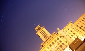 南开大学主楼总理像前的星迹
