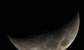 2011年倒数第二天的月亮·······图有点巨大···
