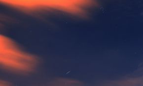 凌晨，流星或铱星闪光 ？