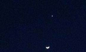 刚买来望远镜，准备去外边看看星星，用手机拍了了下来