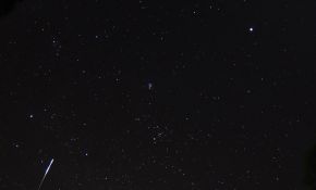 流星与人造卫星的邂逅，完美的十字