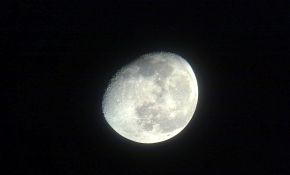 8月17日晚，10点月亮。璀璨·摄